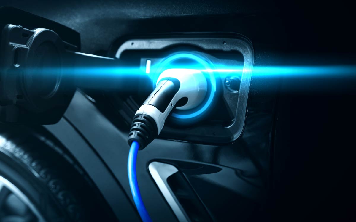 Conector EV con luz azul conectada al auto